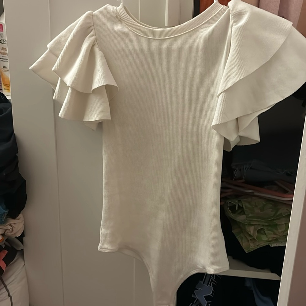 Express crème white flared short sleeve bodysuit